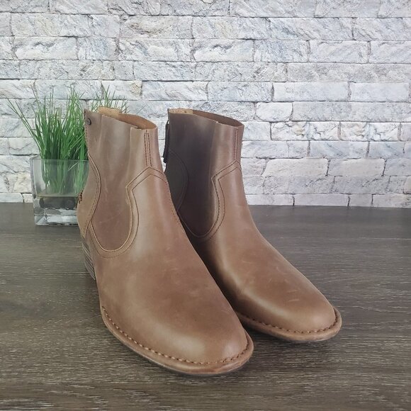 New UGG BANDARA LEATHER ANKLE BOOT - Picture 2 of 10